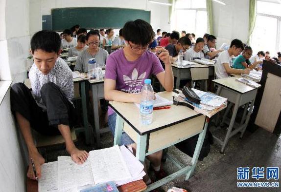 四川无臂男孩参加高考:用脚答题得603分