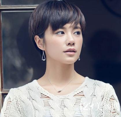 冯小刚大赞女主持伊一：美貌可令的哥罢工