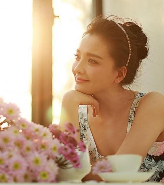 孙茜盘发清凉写真，碎花裙优雅可人